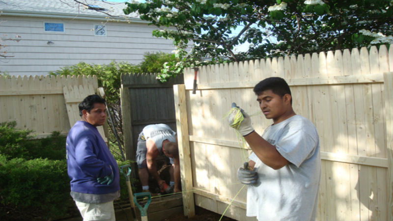 How to Choose a Fence Repair Contractor in Nassau County