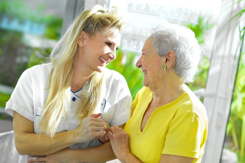 Reasons to Use In-Home Care to Benefit an Older Family Members